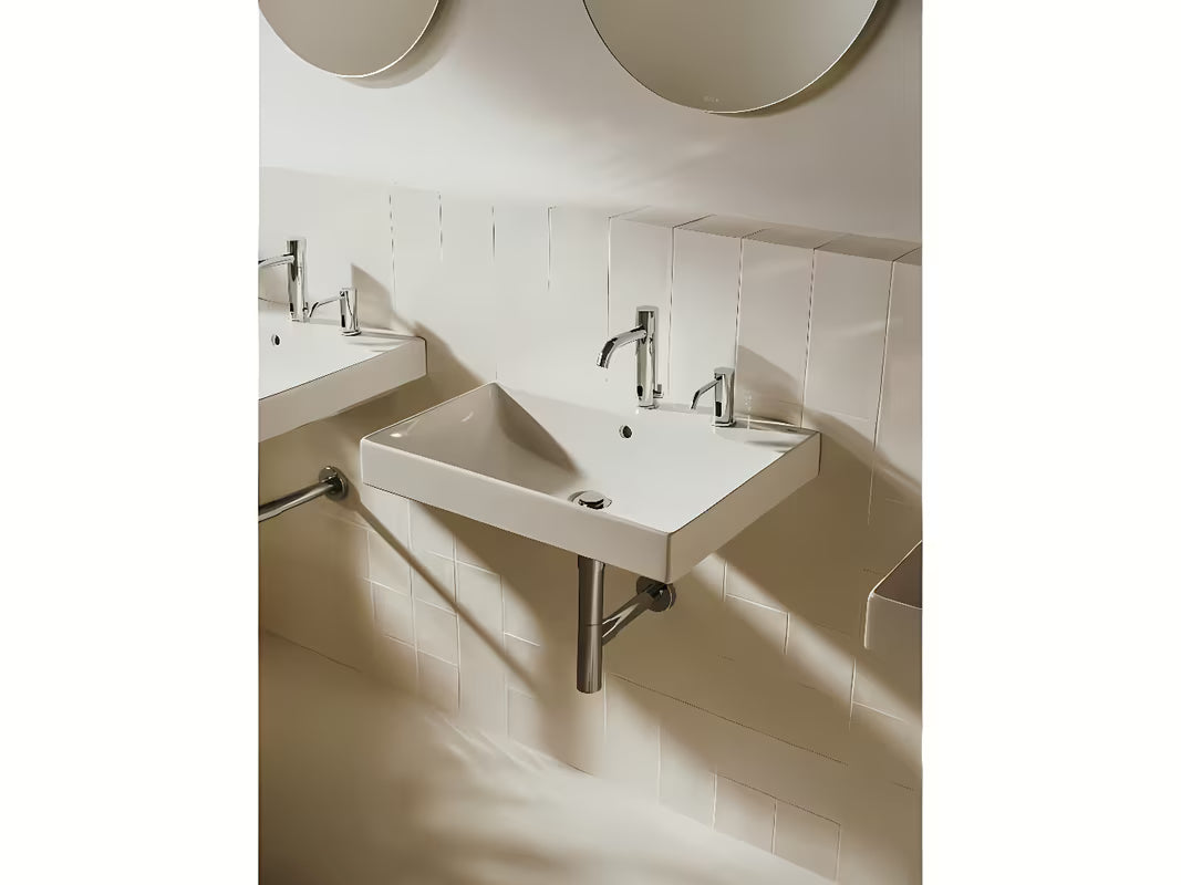 Bel viseči umivalnik Roca Ona 60x46 cm iz keramike Fineceramic® s sredinsko odprtino za pro armaturo in prelivom.