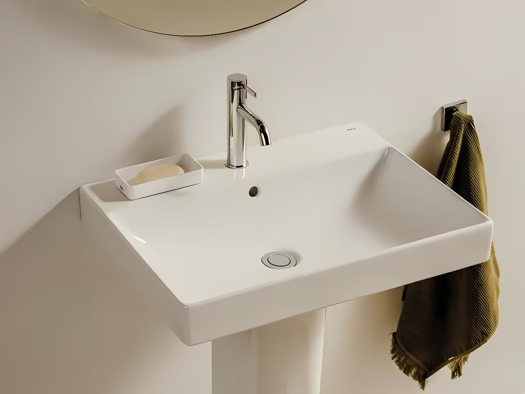 Bel viseči umivalnik Roca Ona 60x46 cm iz keramike Fineceramic® s sredinsko odprtino za pro armaturo in prelivom.