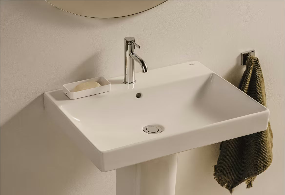 Bel viseči umivalnik Roca Ona 60x46 cm iz keramike Fineceramic® s sredinsko odprtino za pro armaturo in prelivom.