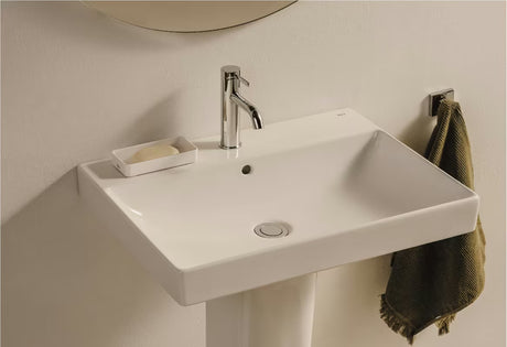 Bel viseči umivalnik Roca Ona 60x46 cm iz keramike Fineceramic® s sredinsko odprtino za pro armaturo in prelivom.