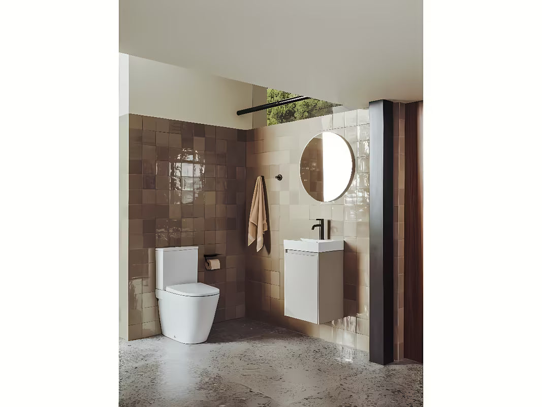 Bel stoječa WC školjka kombi Roca Ona brez splakovalnega kroga z vario odtokom in tehnologijo Roca Rimless®.