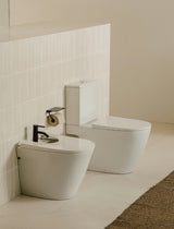 Bel stoječa WC školjka kombi Roca Ona brez splakovalnega kroga z vario odtokom in tehnologijo Roca Rimless®.
