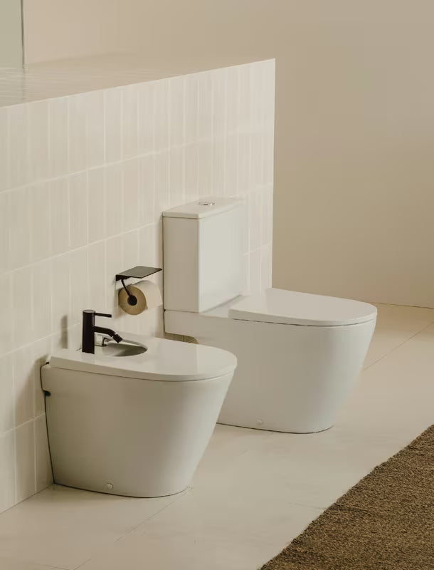 Bel stoječa WC školjka kombi Roca Ona brez splakovalnega kroga z vario odtokom in tehnologijo Roca Rimless®.