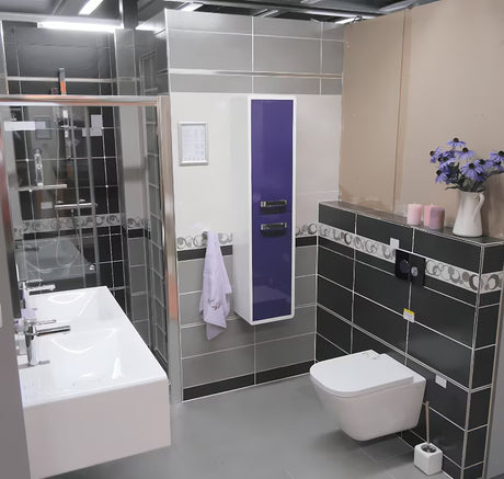 Beli viseča WC školjka Roca The Gap z izvedbo Rimless brez splakovalnega kroga in oglato zasnovo