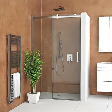 Drsno tuš vrata Roth Ambient Line 140 cm v sijajnem kromu s prozornim steklom za nišo.