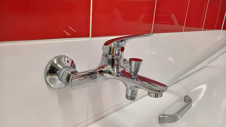 Enoročna stenska armatura za kad S-Line Pro v krom izvedbi z zaobljenim dizajnom