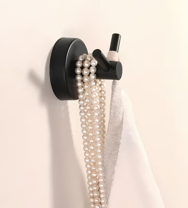 Crni dvojni kavelj Sanela za kupaonicu s mogućnošću montaže lijepljenjem ili bušenjem.