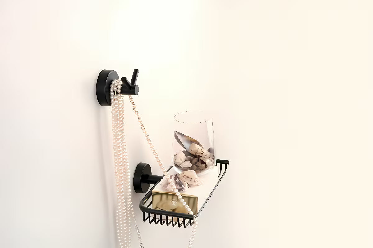 Crni dvojni kavelj Sanela za kupaonicu s mogućnošću montaže lijepljenjem ili bušenjem.