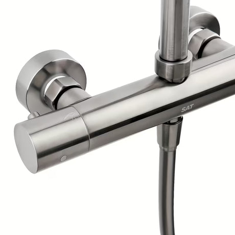Tušni sistem SAT Aurum s termostatsko armaturo v brušeni gun metal izvedbi z nadglavno in ročno prho.