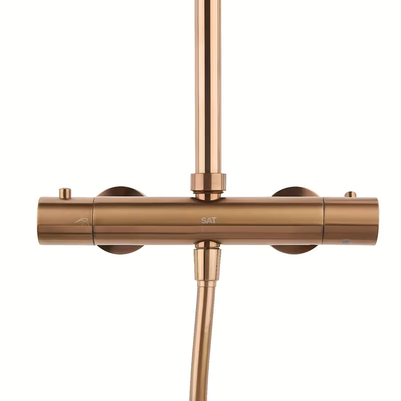 Tušni sistem SAT Aurum s termostatsko armaturo v izvedbi rose gold brushed z nadglavno in ročno prho.