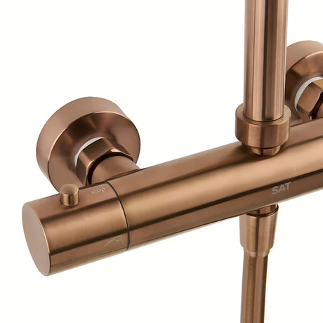 Tušni sistem SAT Aurum s termostatsko armaturo v izvedbi rose gold brushed z nadglavno in ročno prho.
