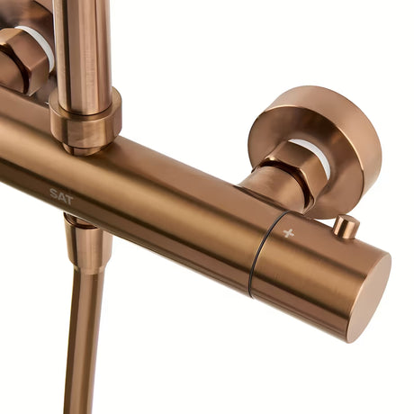 Tušni sistem SAT Aurum s termostatsko armaturo v izvedbi rose gold brushed z nadglavno in ročno prho.