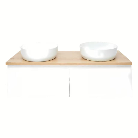 Viseča kopalniška omarica SAT B-Way u bijelom sjaju s pokrivno ploščo u dekoru hrasta i s dva umivaonika na pult.