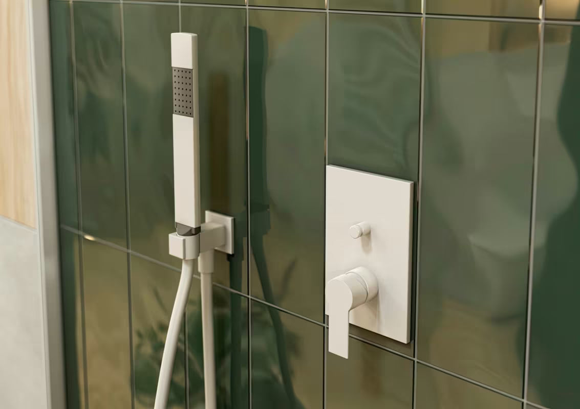 Priključek za Tuš Cev SAT B-Way s tuš setom u mat bijeloj boji s ručnim tušem i držačem.