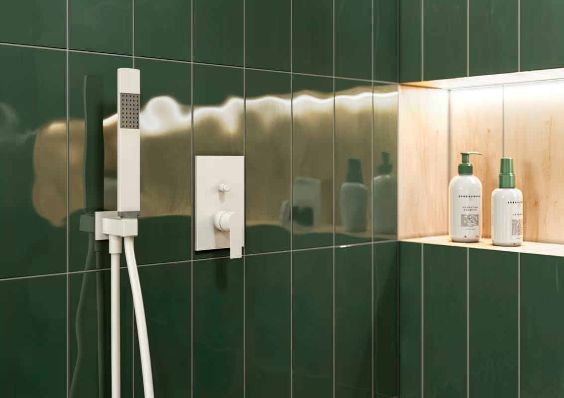 Priključek za Tuš Cev SAT B-Way s tuš setom u mat bijeloj boji s ručnim tušem i držačem.