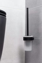 Stenska WC ščetka SAT B-Way R v mat črni barvi z zaobljenim minimalističnim dizajnom.