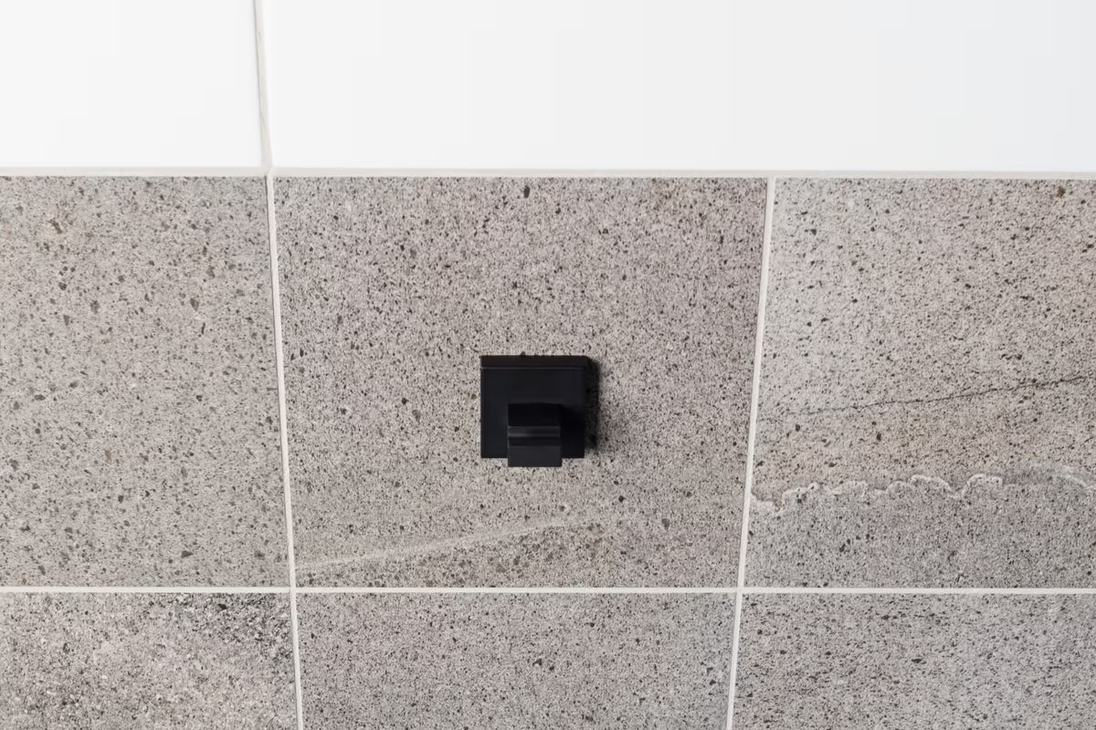 Stenski kupaonski kavelj SAT B-Way S u crnoj mat izvedbi od aluminija