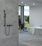 Mat crna enoročna armatura za tuš SAT B-Way pro za zidnu montažu, modernog dizajna.