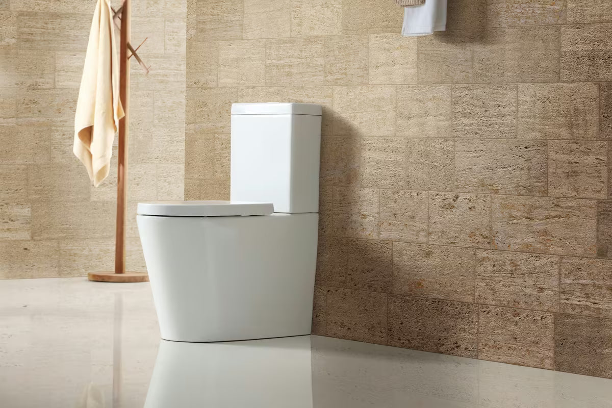 Beli samostoječi  WC monoblok SAT Brevis z kotličkom, desko mehko Zapiranje Soft Close in vario odtokom