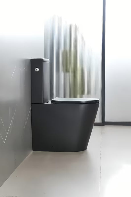 Samostoječi  WC monoblok SAT Brevis v črno-mat izvedbi z brezrobno školjko in sedežem mehko Zapiranje Soft Close.