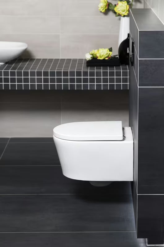 Viseči WC set SAT Brevis s podometnim kotličkom Geberit in splakovalno tipko