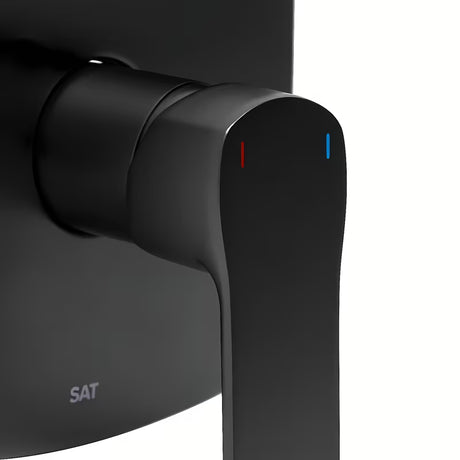Podometna enoročna armatura za tuš SAT Cube Way v črni mat izvedbi pro moderno kopalnico.