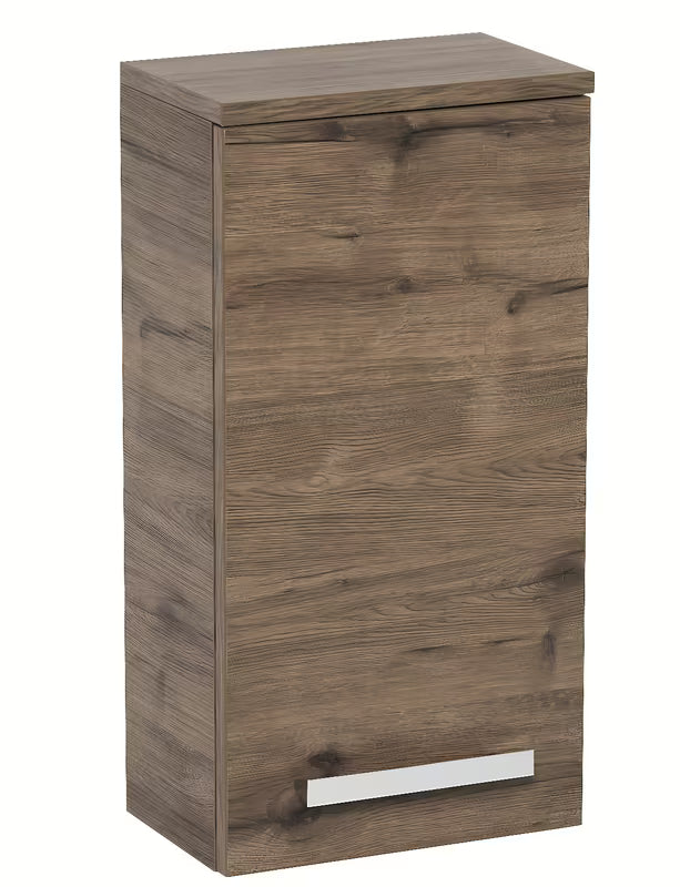 Viseča kopalniška omarica SAT Cube Way 32,5 x 20 x 63 cm v dekorju hrast wellington s kromiranim ročajem.