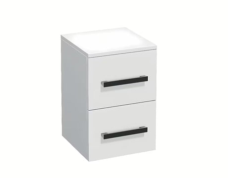 Nizka kopalniška omarica SAT Cube Way v beli sijajni izvedbi z dvema predaloma in kromiranimi ročaji.