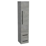 Visoka viseča kopalniška omarica SAT Cube Way u dekoru imitacije betona s kromiranim ručkicama.