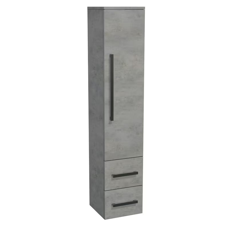 Visoka viseča kopalniška omarica SAT Cube Way u dekoru imitacije betona s kromiranim ručkicama.