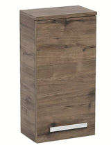 Viseča kopalniška omarica SAT Cube Way 32,5 x 20 x 63 cm u dekoru hrasta wellington s kromiranom ručkicom.