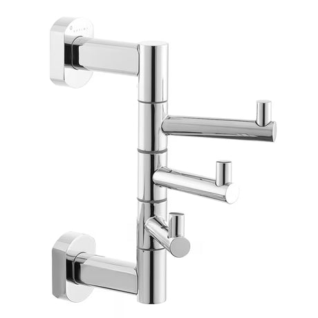 Večnamenski trojni kavelj SAT Spirit/Cube Way v izvedbi chrome pro za obešanje brisač in kopalnih plaščev.