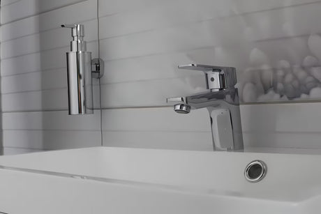 Elegantna stenski dozirnik za milo SAT Cube Way v krom izvedbi