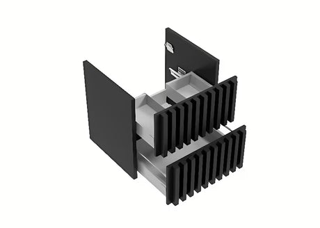 Viseča kopalniška omarica SAT Delano u mat crnoj boji s hrastovom gornjom pločom i letvičastom frontom.