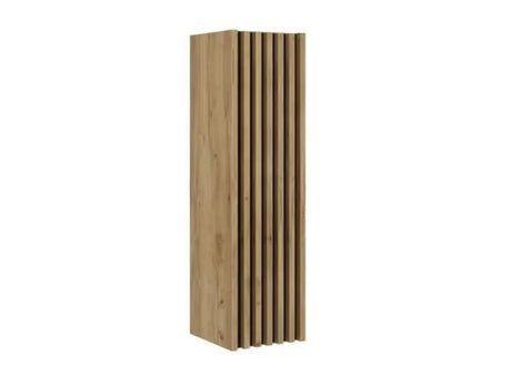 Viseča kopalniška omarica SAT Delano u dekoru mat hrasta s crnom podlogom i vertikalnim letvicama.