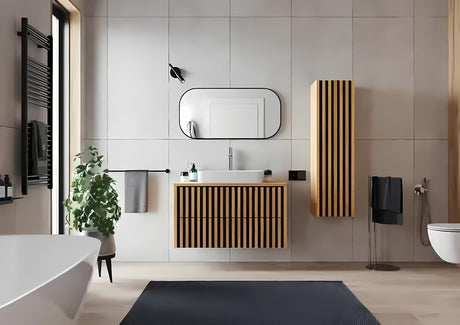 Viseča kopalniška omarica SAT Delano u dekoru mat hrasta s crnom podlogom i vertikalnim letvicama.