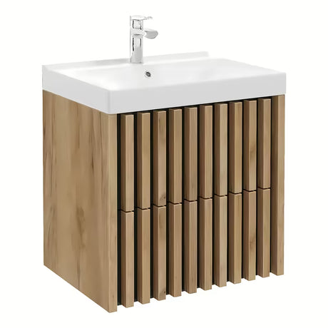 Viseča kopalniška omarica s keramičkim umivaonikom SAT Delano u dekoru hrasta s modernim vertikalnim letvicama.