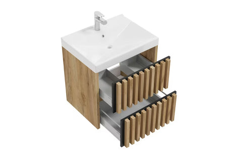 Viseča kopalniška omarica s keramičkim umivaonikom SAT Delano u dekoru hrasta s modernim vertikalnim letvicama.