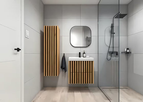 Viseča kopalniška omarica s keramičkim umivaonikom SAT Delano u dekoru hrasta s modernim vertikalnim letvicama.