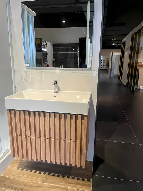 Viseča kopalniška omarica s keramičkim umivaonikom SAT Delano u dekoru mat hrast s okomitim letvicama