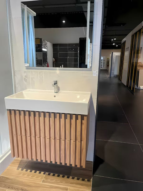 Viseča kopalniška omarica s keramičkim umivaonikom SAT Delano u dekoru mat hrast s okomitim letvicama