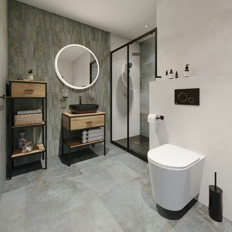 Visoka enoročna armatura za umivalnik SAT Elements u crnoj boji s kromiranim elementima brez odtoka.