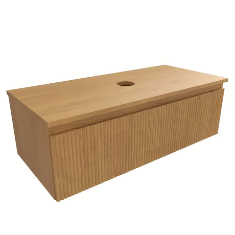 Viseča kopalniška omarica SAT Evolution s pokrovnom pločom u dekoru medni hrast s mat površinom.