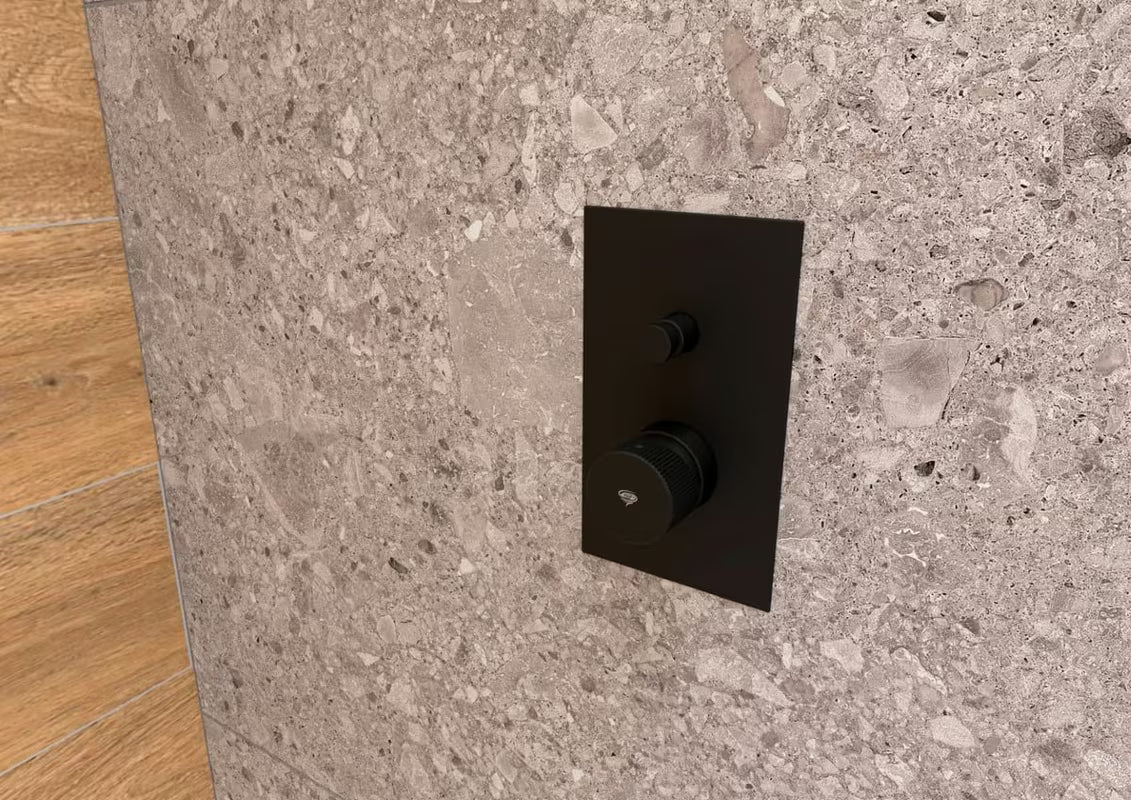 Podometna tuš i armatura za kad SAT Evolution u mat crnoj boji s upravljanjem ručicom