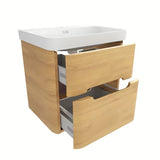 Viseča kopalniška omarica SAT Fusion v dekorju medenega hrasta z belim mat umivalnikom in dvema predaloma.