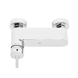 Kromirana enoročna armatura za tuš SAT Fusion s crnom upravljačkom ručicom pro za zidnu ugradnju.