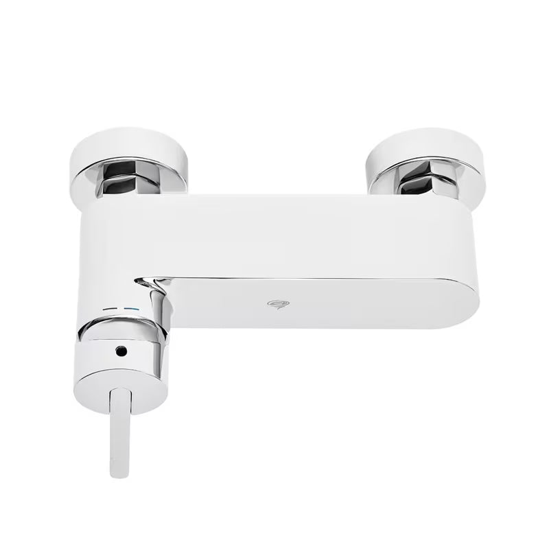 Kromirana enoročna armatura za tuš SAT Fusion s crnom upravljačkom ručicom pro za zidnu ugradnju.