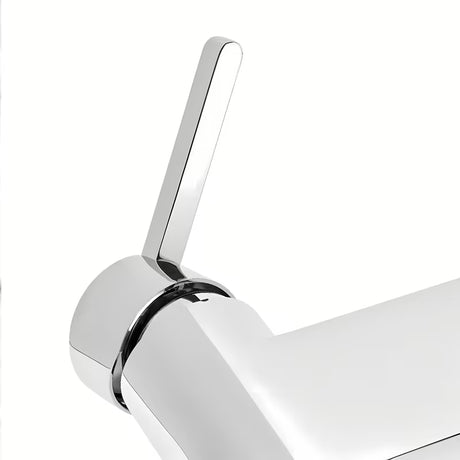 Kromirana enoročna armatura za tuš SAT Fusion s crnom upravljačkom ručicom pro za zidnu ugradnju.