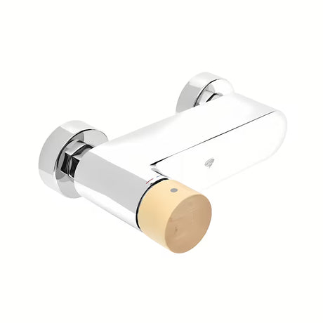 Enoročna armatura za tuš SAT Fusion s kromiranom površinom i ručicom u dekoru svijetlog drva.