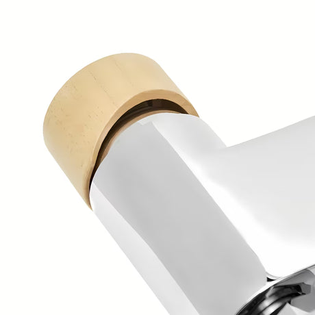 Enoročna armatura za tuš SAT Fusion s kromiranom površinom i ručicom u dekoru svijetlog drva.